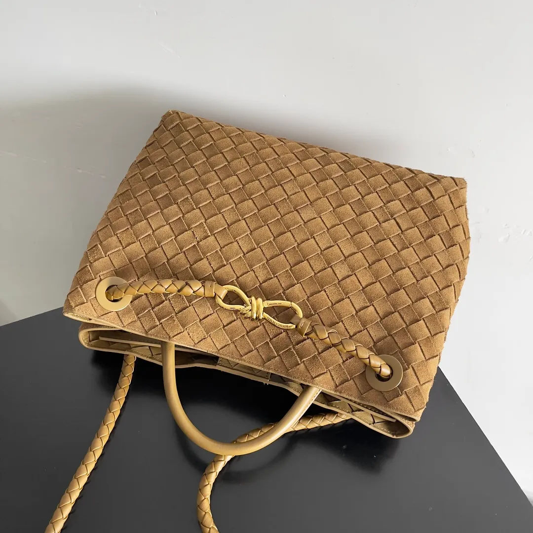The 2023 new Andiamo batch of 2360 BV has been shipped‼ ️Really popular🔥The new Andiamo woven handbag launched by Bottega Veneta this season is really popular all over the world! ! Celebrities at home and abroad have worn it, and Oscar-winning actress Michelle Yeoh has taken it out on the street. Song Jia, Trai Yara, Yu Feihong, Sanji Ayaka, Rosie Hunting-Whiteley, Yoshioka Riho, etc. have all picked up this bag. It is classic and versatile, showing off its temperament, and the bag capacity is also large, which is very convenient for daily commuting! ! A variety of carrying methods, the shoulder straps can be adjusted by yourself, the original lambskin feels soft and delicate, and the neutral style is created to break gender boundaries and bring a more practical and longer-lasting use experience. Andiamo, which has both elegant and casual styles, perfectly interprets "fashionable old money style". Style number: 743572 (sugar) Size: 32*24*12
